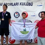 Osmangazi'nin genç yüzücüleri kürsüyü bırakmadı