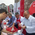 Bursa Emir Sultan Külliyesi'nde karpuz ikramı