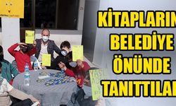 KİTAPLARINI BELEDİYE ÖNÜNDE TANITTILAR