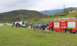 Amasya'da refüje çarpan otomobildeki 4 kişi yaralandı