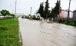 Samsun'da sağanak sonucu oluşan sel nedeniyle su baskınları meydana geldi