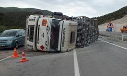 Tokat'ta devrilen tüp yüklü kamyonun sürücüsü yaralandı