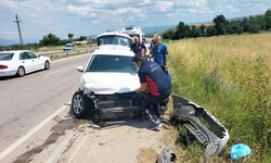 Tokat'ta bariyere çarpan otomobildeki 4 kişi yaralandı