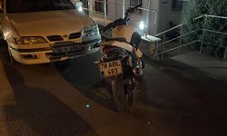 Karabük'te park halindeki otomobile çarpan motosiklet sürücüsü yaralandı