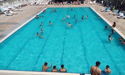 Amasya'da sıcaktan bunalanlar havuzları tercih etti