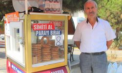 Amasya'da simitçi "Simidini al, paranı bırak" notuyla ürünlerini satışa sunuyor