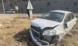 Sinop'ta istinat duvarına çarpan otomobildeki 2 kişi yaralandı