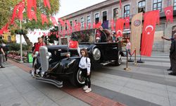 Atatürk'ün makam aracı olarak kullandığı otomobilin benzeri Trabzon'da sergilendi