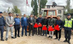 Bayburt'ta kazaları önlemek amacıyla traktör sürücülerine reflektör dağıtıldı