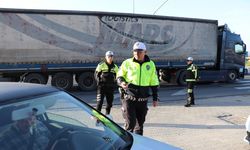 Bolu'da emniyet şeridini ihlal eden sürücülere cezai işlem