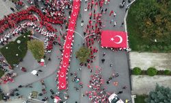 Bolu'da öğrenciler 200 metre uzunluğundaki Türk bayrağıyla "Cumhuriyet" yürüyüşü yaptı