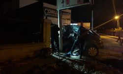 Çorum'da otomobil reklam tabelasına çarptı 3 kişi öldü