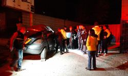 GÜNCELLEME - Çorum'da otomobil reklam tabelasına çarptı 3 kişi öldü