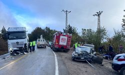 GÜNCELLEME - Ordu'da otomobil ile tırın çarpıştığı kazada 3 kişi öldü, 3 kişi yaralandı