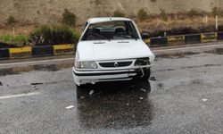 Karabük'te refüje çarpan otomobilin sürücüsü yaralandı