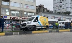 Trabzon'da kargo kamyonu refüje çarptı