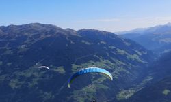 Türk paraşütçüler Alp Dağları'nda "Cumhuriyet" atlayışı gerçekleştirdi
