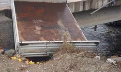 Amasya'da köprüde asılı kalan kamyonetteki 2 kişi yaralandı
