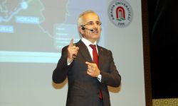 Bakan Uraloğlu, Amasya Üniversitesi'nde "ilk ders" sunumunu yaptı