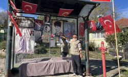 Bolulu Şükrü Amca bayrak ve Atatürk sevgisini otobüs durağında yaşatıyor