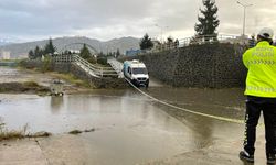 GÜNCELLEME - Trabzon'da fırtına sonucu yükselen dalgalara kapılan 2 kişi kayboldu