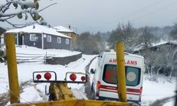 Karabük'te yolda mahsur kalan ambulansı karla mücadele ekipleri kurtardı