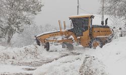 Kastamonu'da ekipler, yüksek kesimlerdeki yollarda kar temizleme çalışması yapıyor