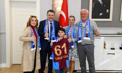 Ortahisar Belediye Başkanı Genç Trabzonspor taraftarı Yusuf Emir'e forma hediye etti