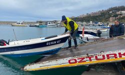 Zonguldak'ta fırtına uyarısına karşı önlem alan balıkçılar teknelerini karaya çekti