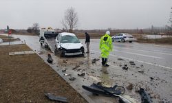 Amasya'da refüje çarpan otomobildeki 5 kişi yaralandı