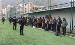Amasya'da  tır dorsesinde 61 düzensiz göçmen yakalandı