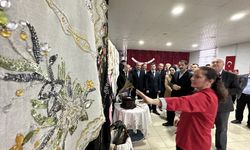 Düzce'de Cumhuriyet dönemini yansıtan kıyafetler sergileniyor