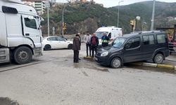 Karabük'te tırla çarpışan hafif ticari araçtaki 2 kişi yaralandı
