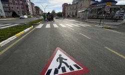 Turhal Belediyesi trafik levhalarındaki uyarıları sürücülerin dikkatini çekmek için asfalt yollara çiziyor