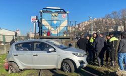 HEMZEMİN GEÇİTTE TREN ÇARPTI, YARALILAR VAR