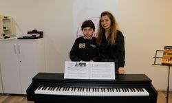 Otizmli Kayra, hassas müzik kulağı sayesinde kısa zamanda piyano çalmayı öğrendi