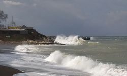 Akçakoca'da rüzgarın etkisiyle dalga boyu 4 metreye ulaştı