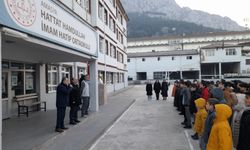 Amasya'da okullarda şehitler için saygı duruşunda bulunuldu