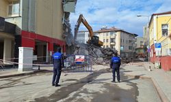 Bafra'da yıkılan eski belediye binasının yerine otopark ve yeşil alan yapılacak