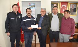 Espiye Belediye Başkanı Karadere, örnek davranış sergileyen işçiye ödül verdi