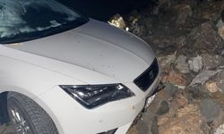 Karabük'te istinat duvarının çökmesi sonucu bir otomobil zarar gördü