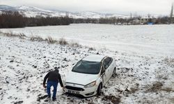 Tokat'ta buzlanan yolda şarampole devrilen otomobildeki çocuk yaralandı