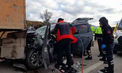 Tokat'ta kaza yapan araçta sıkışan yaralı sürücüyü itfaiye kurtardı