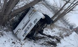 Tokat'ta minibüsün devrildiği kazada 2 kişi yaralandı