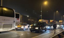 Anadolu Otoyolu'nda ağır tonajlı araçların karıştığı kazada 2 kişi yaralandı