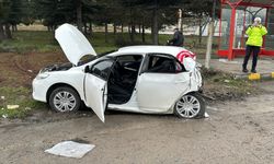 Bolu'da kamyon kırmızı ışıkta bekleyen otomobile çarptı, 3 kişi yaralandı
