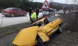 Boyabat’ta su kanalına devrilen otomobildeki iki kişi yaralandı