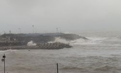 Düzce'de kuvvetli rüzgar nedeniyle dalga boyu 4 metreyi aştı