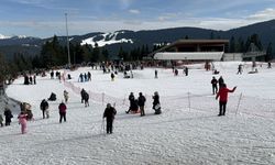 Ilgaz Dağı'ndaki Yurduntepe Kayak Merkezi'nde hafta sonu yoğunluğu sürüyor