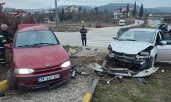 Karabük'te otomobille çarpışan aracın sürücüsü yaralandı